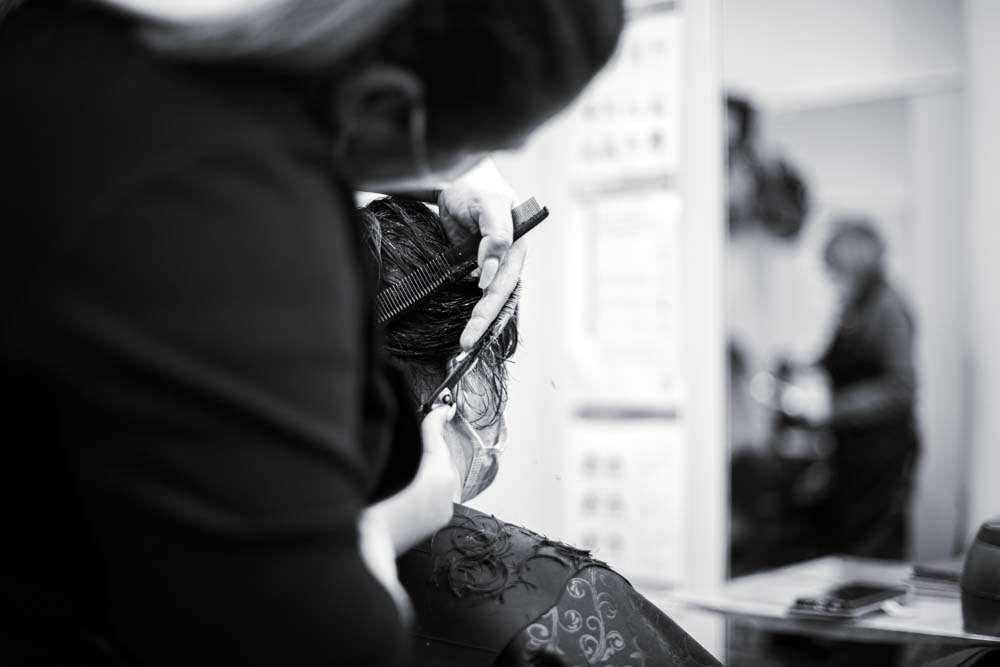 femme en train d'être coiffée