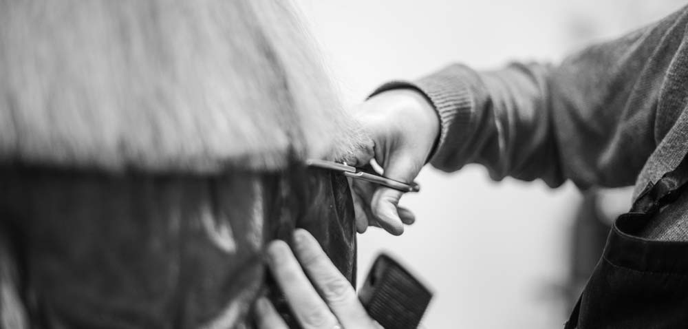 femme en train d'être coiffée