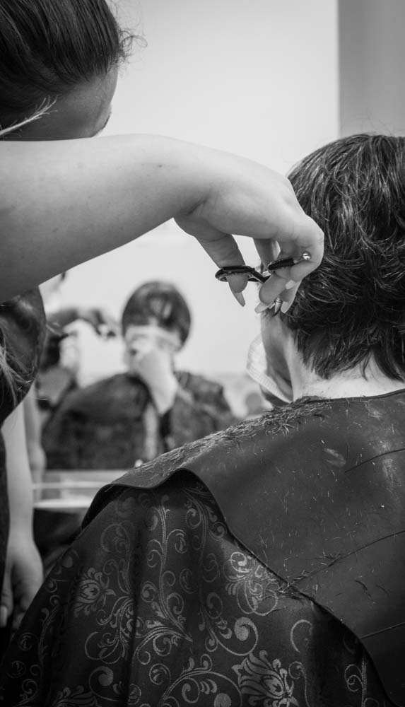 femme en train d'être coiffée