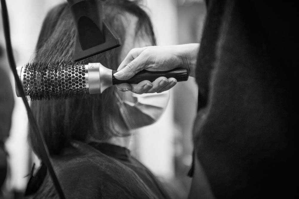 femme en train d'être coiffée